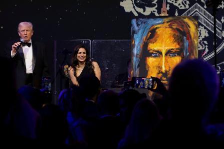 Donald Trump junto a Vanessa Horabuena durante la subasta de la pintura con el rostro de Jesucristo&nbsp;