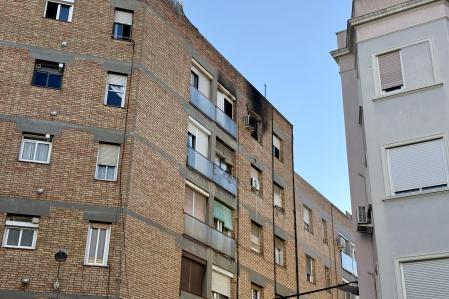 La fachada del edificio afectado, este miércoles horas después del incendio mortal