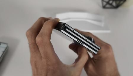 Detalle del Galaxy Z TriFold, plegado.