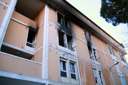 Fachada del bloque afectado por el incendio en Constantí
