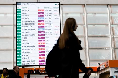 Paneles informativos en la Estación de Madrid - Puerta de Atocha - Almudena Grandes, a 21 de octubre de 2025, en Madrid (España). La avería de un tren AVE de Renfe que cubre el trayecto Sevilla-Figueres (Girona) está provocando retrasos en el resto de circulaciones. Se trata de un tren que ha partido de la capital andaluza a las 9,36 horas y que se ha averiado a la altura de Majarabique, a unos siete kilómetros al norte de Santa Justa.