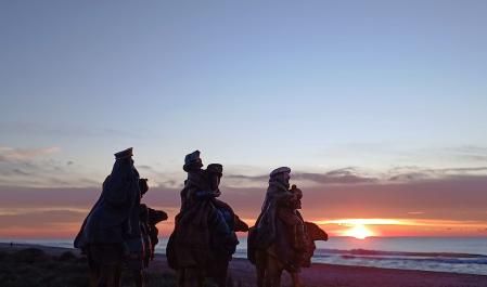 Los Reyes Magos se marchan por la playa de Gavà.
