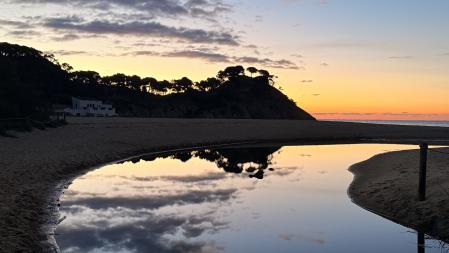 El amanecer reflejado de la playa de Castell.