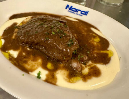 La carrillera de mar (atún) con parmentier de patata