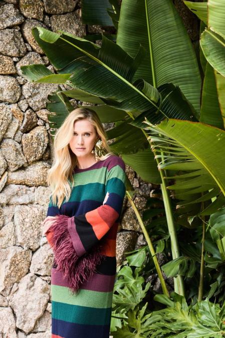 Vestido de punto con marabú en los puños, de Meet Paula, y pendientes de Carlos Penna