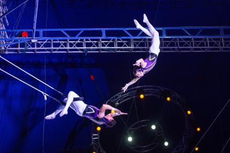 Número de trapecios volantes en cruz, a cargo del grupo chileno The Flying Maluenda's.