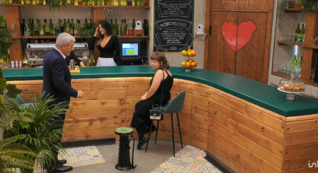 Olivia explica por qué lleva siempre un taburete portátil en 'First Dates'