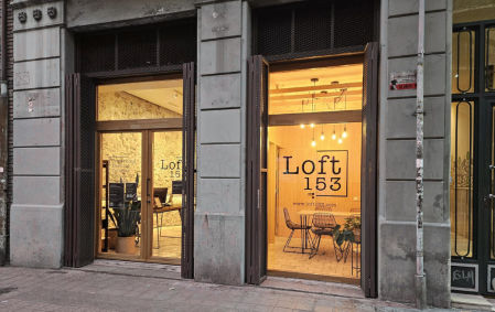 Acceso al espacio de coworking, integrado en el tejido urbano y concebido como lugar de trabajo y encuentro