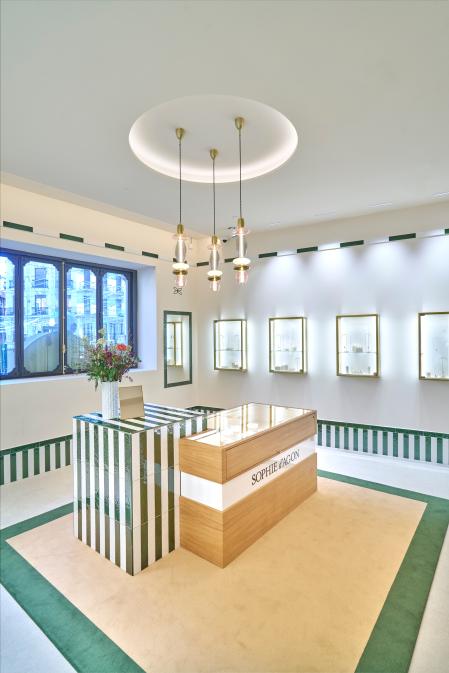 Después de dos tiendas en París, la firma abrió su tercera boutique en Galerías Canalejas