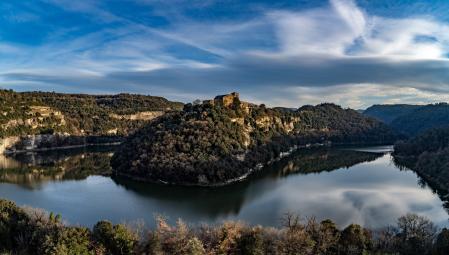 El cielo de viento reflejado en el meandro del Ter.