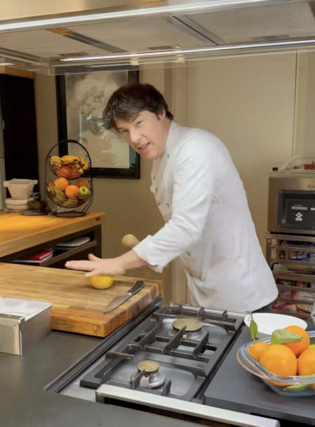 Jordi Cruz dando consejos sobre cómo sacarle el máximo jugo al limón