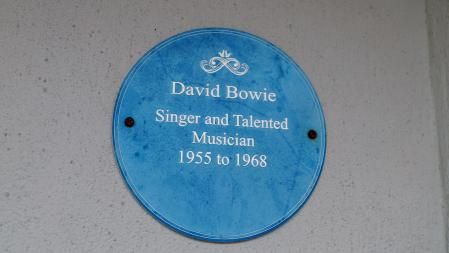 Placa en la fachada de la casa donde vivió Bowie entre 1955 y 1968