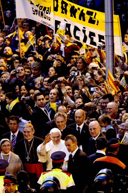 Benedicto XVI saluda a la multitud en su visita a la obra benéfico-social Nen Déu.