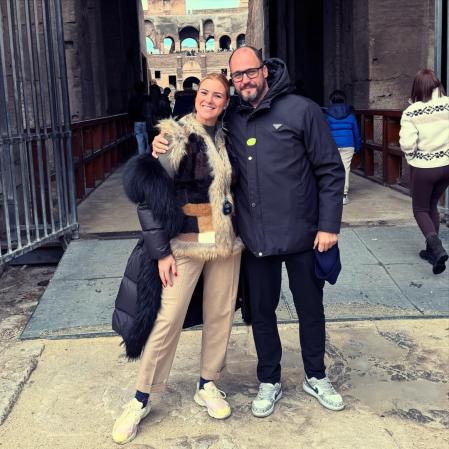 La televisiva junto a Curro, en una imagen de redes sociales.