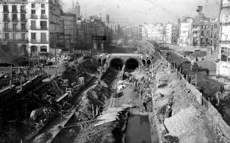 Las obras de construcción de Via Laietana, sobre el año 1912, con el hueco para el metro