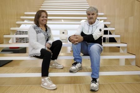 Marta Torrent y Joan Torres del Grupo de terapia para personas que oyen voces en una sesion en la biblioteca Carles Rahola de Girona. Pere Duran / Nord Media