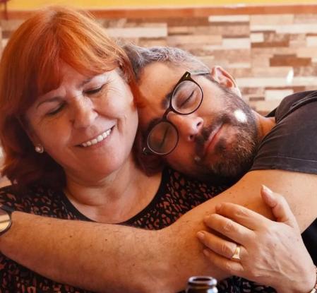Roberto Leal y su madre, Mercedes Guillén (@mercedesguillen)