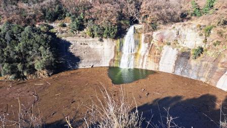 El agua turbia del Salt del Cabrit.