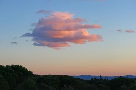 La nube del arrebol del atardecer en Vilobí d'Onyar.