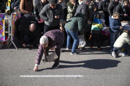 La lucha por el caramelo, ayer, en la calle Segre de Sant Andreu