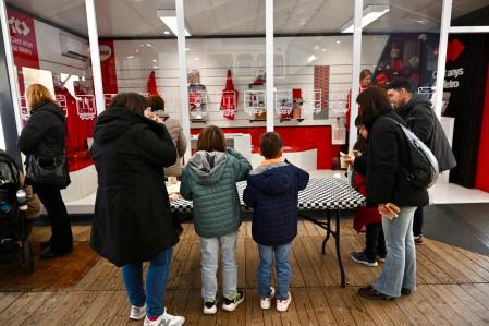 Familias de trabajadores de TMB, ayer, en la exposición