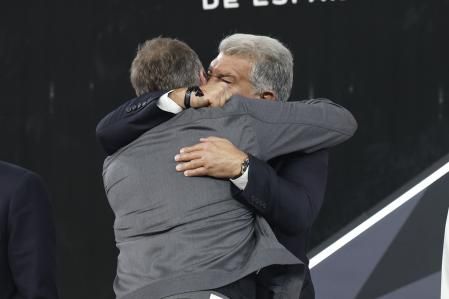 YEDA (ARABIA SAUDÍ), 11/01/2026.- El técnico alemán del FC Barcelona, Hansi Flick y el presidente blaugrana, Joan Laporta, se saludan durante la entrega de premios de la final de la Supercopa de España que han disputado FC Barcelona y Real Madrid, este domingo en el estadio Ciudad Deportiva del Rey Abdalá de Yeda (Arabia Saudí). EFE/ Kai Försterling