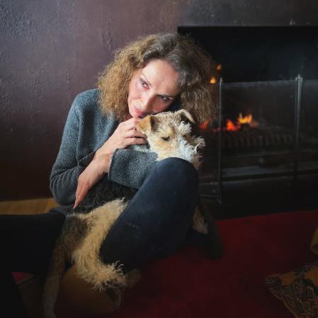 Ana Belén, mujer de Víctor Manuel, junto a su perra Cleo