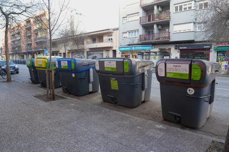 Un contenedor para cada fracción (vidrio, plástico, papel, fracción resto y orgánica), ubicados en el barrio Santa Eugènia.