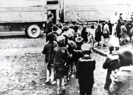 Deportación de niños judíos del gueto de Lodz al campo de exterminio de Chelmno, septiembre de 1942