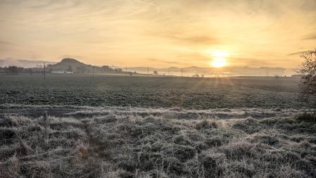 El despertar escarchado del día en Manlleu.