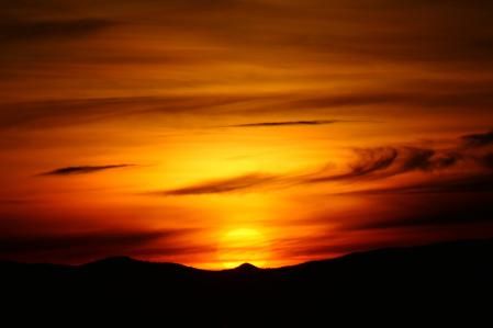 Amanecer anaranjado en Vilobí d'Onyar.