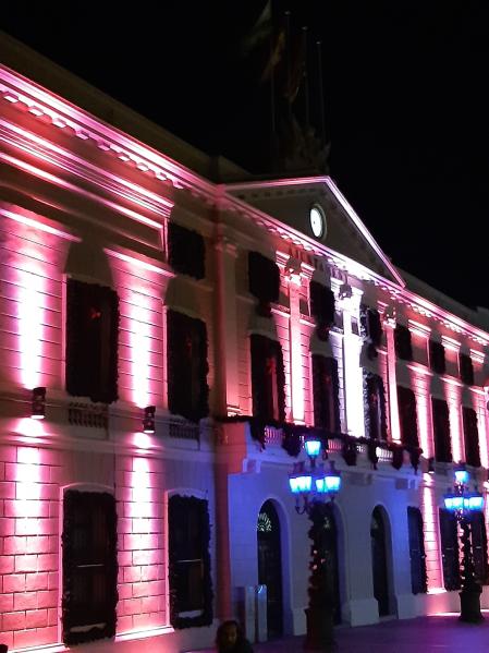 Con motivo de la maratón de donación de sangre, que tiene lugar entre el 8 y el 17 de enero, el Ayuntamiento de Sabadell luce iluminación roja.