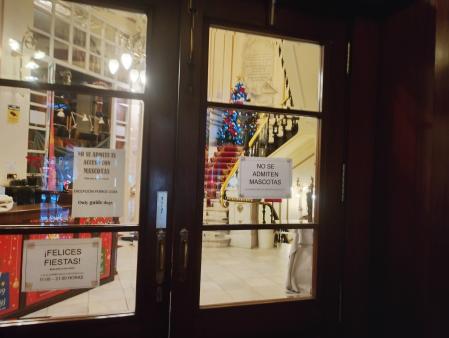 En el edificio donde se celebra el mercadillo no se admiten mascotas.