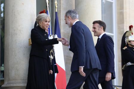 El Rey saluda a Brigitte Macron, este martes, a su llegada al palacio del Elíseo