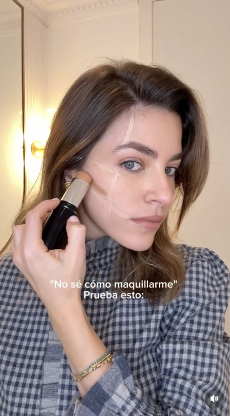 La asesora Natalia Cebrián enseña a contornear el rostro con una serie de líneas estratégicas