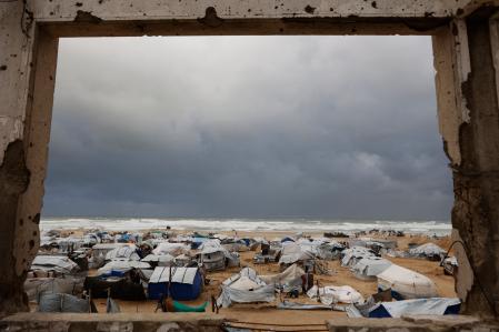 Nubes de borrasca se ciernen sobre un campamento de refugiados en Gaza.&nbsp;