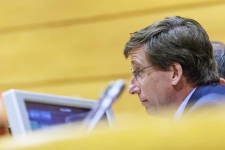 El alcalde de Madrid, José Luis Martínez-Almeida, atiende a los medios en el marco de su comparecencia ante la Comisión de Vivienda y Agenda Urbana del Senado.