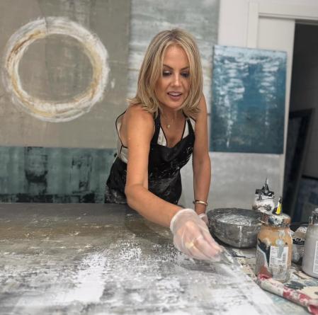 Marta Tardà pintando en su estudio de Barcelona, en pleno proceso de creación de una de sus obras