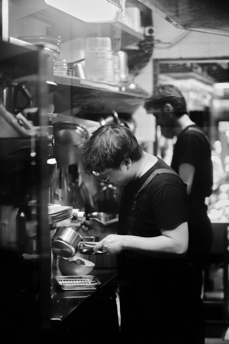 Chunlin Yu trabajando en los fogones del restaurante 