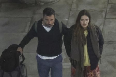 Sara Carbonero y Jota Cabrera en el aeropuerto de vuelta a Madrid después de su ingreso
