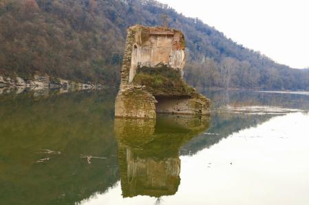 Ruinas de la colonia textil Còdol Dret en el pantano de Sau.