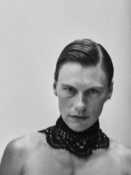 Tarima Darim nació en 1990 en Járkiv. Forma parte de la agencia Blow Models y ha desfilado para firmas como Diesel, Aigner y Twin Set. Lleva un collar de ganchillo hecho a mano de KM by Lange