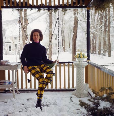 Aarons tenía debilidad por las damas de la alta sociedad, como Ann Farish, retratada en 1967 en el porche de su casa en Aspen. La casa hoy está la venta por más de 39 millones de dólares