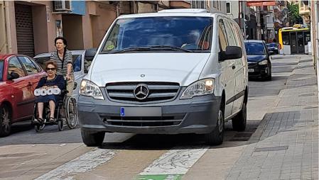 La personas con sillas de ruedas, obligadas a circular peligrosamente por la calzada .