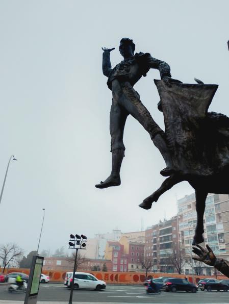 El monumento a El Yiyo entre la niebla.