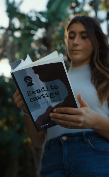Gisela se lanzó a escribir su primera novela, Bendito castigo, que acabó publicando en 2023 gracias al apoyo de la Beca Santander Equality