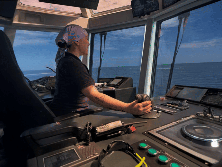 Ade Solorzano, piloto naval (@seadaugther_)