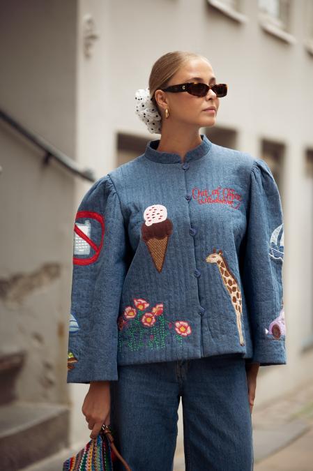 Una invitada al desfile de Freya Dalsjø durante la Copenhagen Fashion Week 