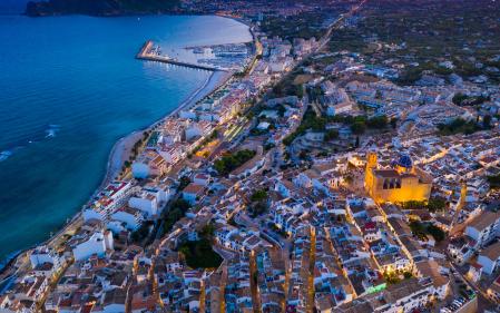 Vista sobre la pintoresca ciudad de Altea en Alicante