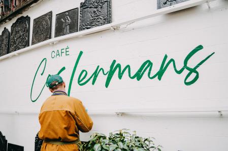 Los Costermans son una de las familias de anticuarios más antiguas de Europa. Han abierto un café en el patio interior de su galería, uno de los más bonitos de Bruselas